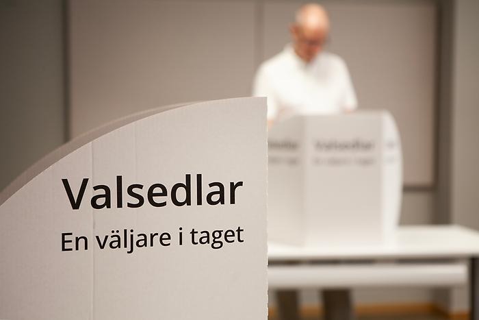 Ett insynsskydd för valsedlar med texten "Valsedlar En väljare i taget". 